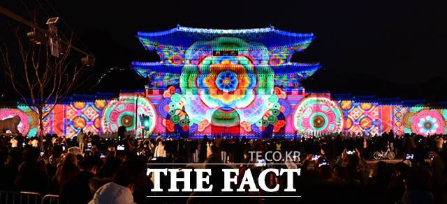 서울시가 주최하는 겨울 축제 '서울윈터페스타'가 지난해 12월 12일 개막한 가운데, 서울 광화문에 화려한 미디어파사드가 펼쳐지고 있다. /이새롬 기자