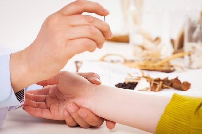 한의과 항목에선 ▲한의과 다종시술 동시 시행 ▲추나요법 ▲약침술 ▲첩약 등 4개 항목이 선정됐다. 한의과 다종시술은 외래 진료 환자에게 침술·구술·부항·약침 등을 같은 날짜에 한꺼번에 실시하는 것으로 이른바 '세트 청구'로 불린다. 게티이미지