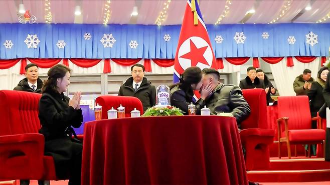 전날 밤부터 1일 열린 2026년 신년 경축 공연에서 새해 카운트다운이 끝나자 김정은 북한 국무위원장의 딸 김주애가 김정은 볼에 입을 맞추고 있다. /조선중앙TV 연합뉴스