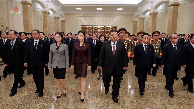 김정은 북한 국무위원장이 새해 첫날인 1일 김일성 주석과 김정일 국방위원장의 시신이 안치된 금수산태양궁전을 참배했다고 조선중앙TV가 2일 보도했다. 공개된 사진에는 부인 리설주 여사와 딸 김주애가 동행한 모습이 담겼다. 김주애의 금수산태양궁전 참배 동행은 이번이 처음이다. /조선중앙TV 연합뉴스