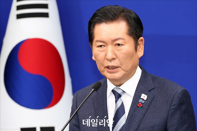 정청래 더불어민주당 대표가 지난 26일 국회에서 열린 기자회견에서 발언하고 있다. ⓒ연합뉴스