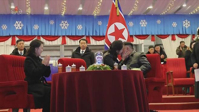 북한 조선중앙TV는 김정은 북한 국무위원장이 지난 1일 평양 5월1일경기장에서 열린 2026년 신년경축공연에 참석했다고 1일 보도했다. 이 자리에는 부인 리설주와 딸 주애가 함께했다. 뉴시스