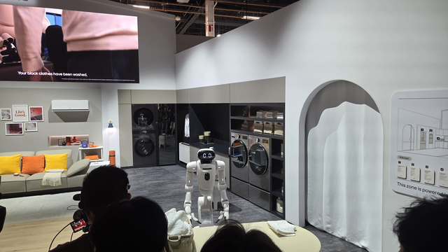 LG전자의 홈로봇 'LG 클로이드'가 5일(현지시간) 미국 라스베이거스 컨벤션센터(LVCC) LG전자 부스에서 빨래를 개는 시연을 하고 있다. 장우진 기자