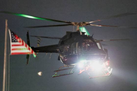 니콜라스 마두로 베네수엘라 대통령과 부인 실리아 플로레스가 체포된 뒤 두 사람을 태운 것으로 추정된 미 헬기가 3일 미국 뉴욕에 착륙하고 있다. 로이터=연합뉴스