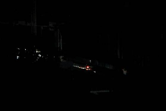 3일 베네수엘라 카라카스의 군사구역 포르트 티우나 일대에 발생한 정전. 로이터=연합뉴스