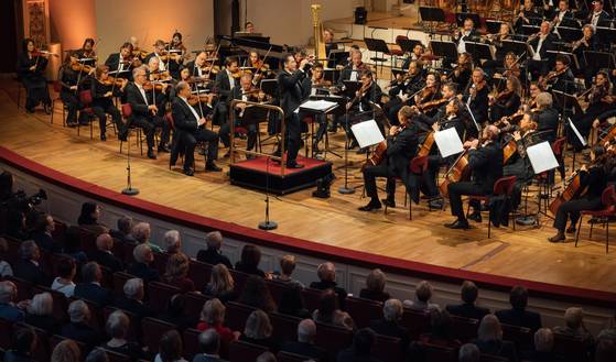 1일 독일 드레스덴의 젬퍼오퍼에서 열린 드레스덴 슈타츠카펠레의 신년 음악회. 안드레스 오로스코 에스트라다가 객원 지휘를 맡았다. 사진 드레스덴 슈타츠카펠레