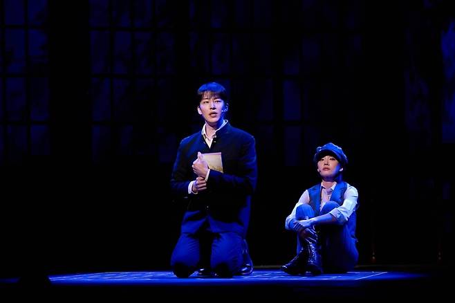 뮤지컬 '팬레터'에서 열연 중인 원태민 배우(왼쪽). ㈜라이브 제공