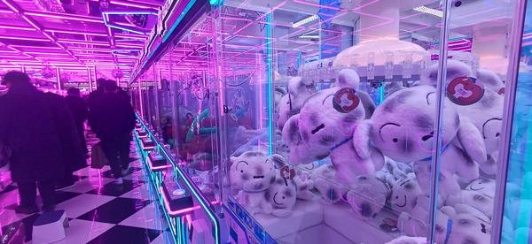 부산 중구 광복로의 한 인형뽑기방이 인파로 북적이고 있다. 백창훈 기자