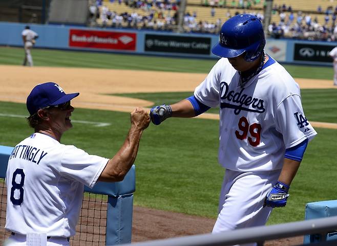 LA 다저스 감독 시절 류현진(오른쪽)을 지도했던 돈 매팅리. EPA연합뉴스