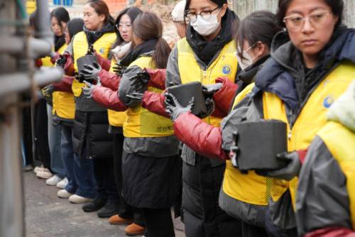 ◇2026 병오년 새해를 맞아 성신여대 재학생 및 외국인 유학생들은 지난 6일 서울 동작구 일원에서 ‘사랑의 연탄나눔’ 봉사활동을 진행했다. <사진=성신여대 제공>