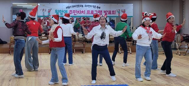 성주군 월항면 주민들로 구성된 '월항산타즈'의 특별공연 모습. 월항면 제공