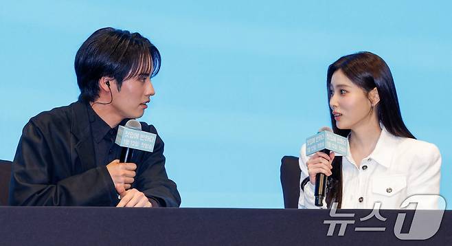 배우 아카소 에이지(赤楚衛二)와 강혜원이 7일 서울 구로구 더세인트에서 열린 일본 테레비 도쿄(TV TOKYO) 드라마 '첫입에 반하다'(김밥과 오니기리, 사랑하는 두 사람은 닮았지만 다르다) 제작발표회에 참석해 질문에 답하고 있다. 2026.1.7/뉴스1 ⓒ News1 안은나 기자