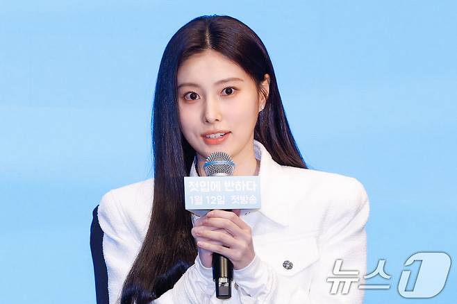 배우 강혜원이 7일 서울 구로구 더세인트에서 열린 일본 테레비 도쿄(TV TOKYO) 드라마 '첫입에 반하다'(김밥과 오니기리, 사랑하는 두 사람은 닮았지만 다르다) 제작발표회에 참석해 질의에 답하고 있다. 2026.1.7/뉴스1 ⓒ News1 안은나 기자