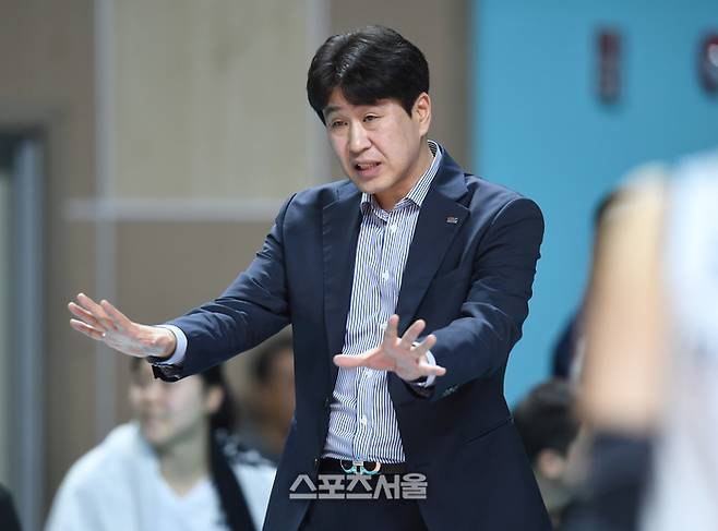 도로공사 김종민 감독이 23일 서울 장충체육관에서 열린 2025~2026 V-리그 GS칼텍스와 경기에서 작전지시를 하고 있다. 2025. 12. 23. 장충 | 최승섭기자 thunder@sportsseoul.com