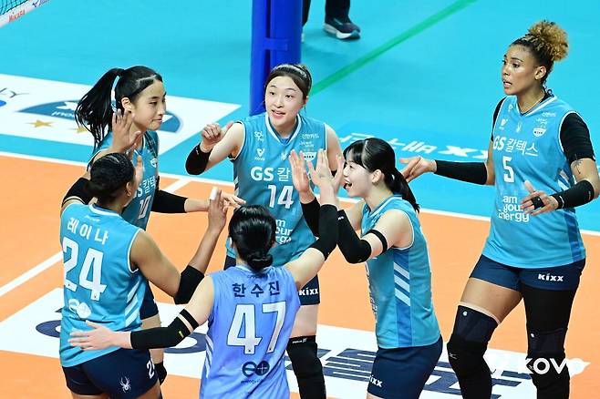 GS칼텍스 선수단이 오후 7시 서울 중구에 위치한 장충체육관에서 열린 2025-2026 V-리그 4라운드 페퍼저축은행과의 경기에서 득점 이후 환호하고 있다. /사진=KOVO