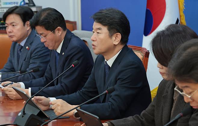 더불어민주당 문진석(가운데) 원내대표 직무대행이 6일 당 회의에서 당내 공천 헌금 의혹과 관련해 “국민께 심려를 끼쳐드린 점에 대해서 원내 지도부를 대표해서 진심으로 사과드린다”고 했다. 이날 회의는 김병기 전 원내대표가 공천 관련 의혹으로 사퇴한 이후 처음으로 열렸다./남강호 기자