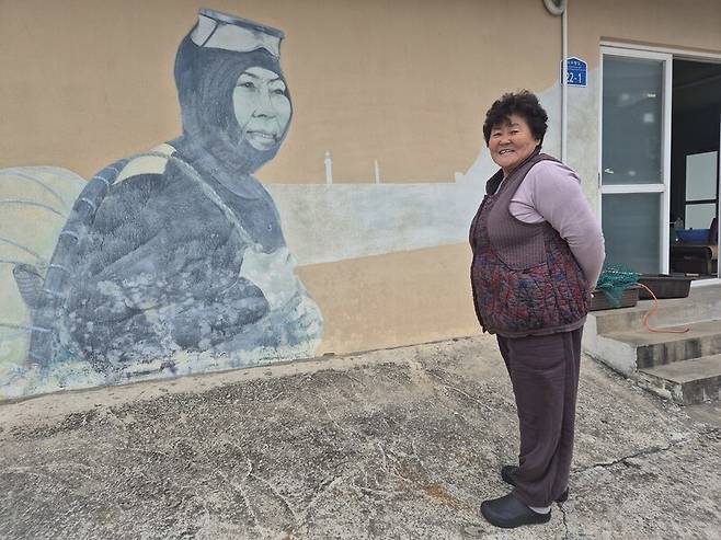 52년차 해녀인 김방진 도두해녀회 회장이 지난달 30일 제주시 도두1동 도두해녀쉼터 앞에서 환하게 웃고 있다. 서보미 기자