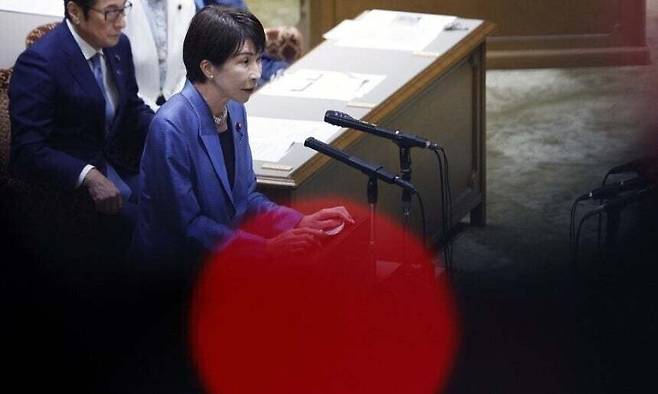다카이치 사나에 일본 총리가 지난달 26일 국회에서 야당 대표들의 질문에 답변하고 있다. EPA 연합뉴스