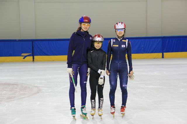 어린 시절 함께 사진을 촬영한 심석희(왼쪽부터) 김길리 최민정. 700 크리에이터스 제공