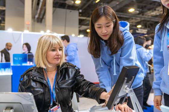 CES2026에서 한국콜마 부스를 찾은 고객이 AI 기반 기술에 대해 설명을 듣고 있다. 사진 한국콜마