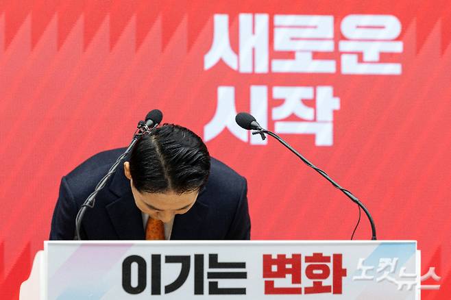 장동혁 국민의힘 대표가 7일 서울 여의도 중앙당사에서 열린 긴급기자회견에서 당 쇄신안 등을 발표하며 인사를 하고 있다. 윤창원 기자