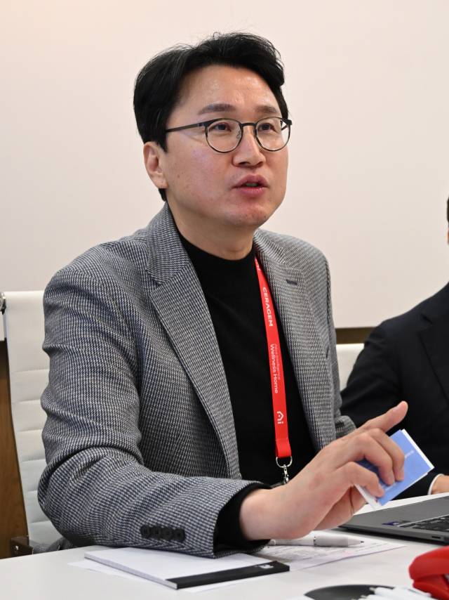 이경수 세라젬 대표가 6일(현지 시간) 미국 라스베이거스에서 기자간담회에 참석해 발언하고 있다. 라스베이거스=김태호 기자