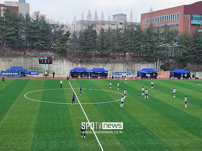 ▲ 저학년 출전 기회 보장과 성장을 위해 시작된 한국대학축구연맹의 1, 2학년 대학축구대회가 7일 경북 김천에서 막을 올렸다. 오전, 오후 180도 다른 날씨에서 진행됐다.
