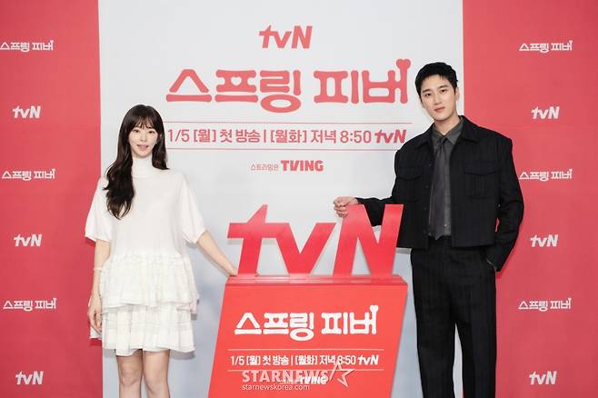 배우 이주빈, 안보현이 2025년 12월 29일 진행된 tvN 드라마 '스프링 피버' 온라인 제작발표회에서 포즈를 취하고 있다. /사진제공=tvN /2025.12.29 /사진=김휘선 hwijpg@