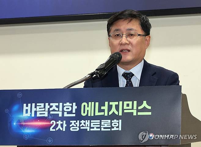 김성환 기후부 장관, 바람직한 에너지믹스 2차 정책 토론회 (서울=연합뉴스) 배재만 기자 = 김성환 기후에너지환경부 장관이 7일 서울 여의도 국회 의원회관에서 열린 바람직한 에너지믹스 2차 정책 토론회에서 인사말을 하고 있다. 2026.1.7 scoop@yna.co.kr