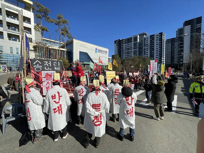 8일 신계룡~북천안 송전선로 입지선정위원회가 열리는 충북 오송에서 대전과 충남, 세종 주민대책위가 사업 백지화를 촉구하는 집회를 하고 있다. (사진=대전대책위 제공)