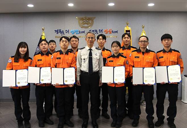 하트세이버 표창 수여식 단체 사진. 왼쪽부터 이승언, 우주완, 장양종, 고석인, 손광현, 김백수, 박송희, 박중면, 박수환, 김기준. /포항북부소방서 제공