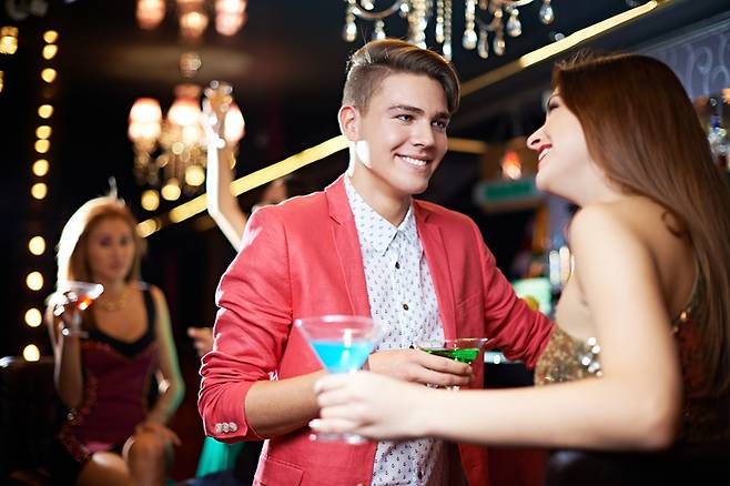 플러팅이 오가는 이 장면에서 짧은 미소와 가벼운 농담이 단순한 호감 표현이 아니라 그 사람이 관계를 맺는 방식과 타인을 대하는 태도까지 드러내는 성격 신호일 수 있다는 연구결과가 나왔다. 사진=게티이미지뱅크