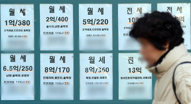 서울 한 부동산 중개업소에 전월세 매물 정보가 게시돼있다./뉴스1