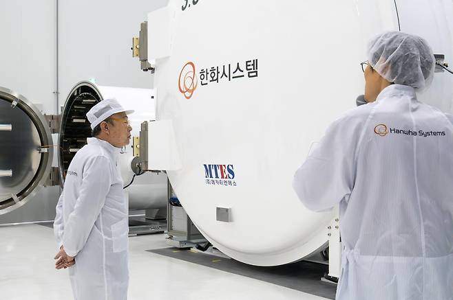 김승연 한화그룹 회장이 8일 한화시스템 제주우주센터 내 진공상태, 극저온(-180℃), 극고온(150℃) 환경을 모사한 우주환경 시험장을 살펴보고 있다. 뉴스1 (한화그룹 제공)
