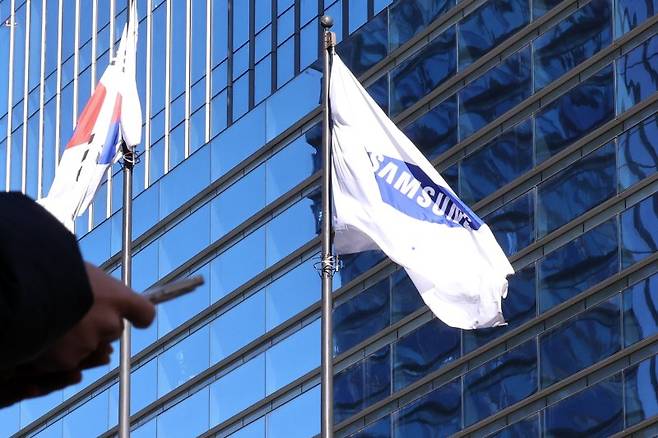 삼성전자가 창사 이래 처음으로 분기 영업이익 20조원을 돌파한 것으로 발표한 8일 서울 서초구 삼성전자 사옥에 삼성깃발이 펄럭이고 있다. 뉴시스