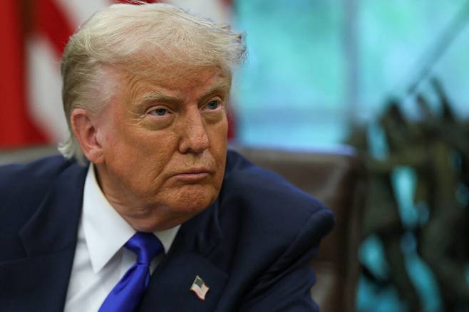 도널드 트럼프 미국 대통령이 지난해 5월 5일 워싱턴 백악관 오벌 오피스에서 행정명령 및 선언문에 서명하고 있는 모습. 워싱턴/로이터 연합뉴스