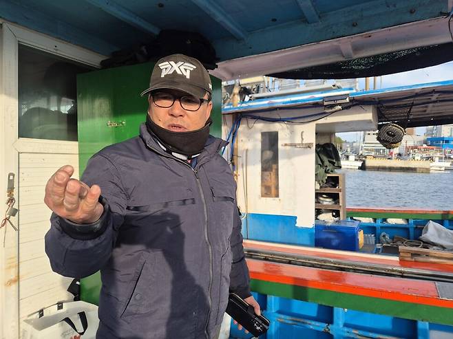 정상용 양진호 선장이 방어 조업 중 마주친 경남 지역의 소형선망 선단에 대해 이야기하고 있다. 서보미 기자