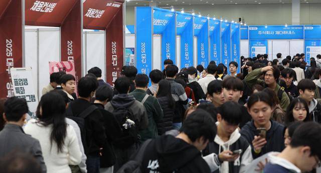 대구 북구 엑스코에서 열린 '2025 대구·경북 채용박람회'에서 구직자들이 취업 관련 부스를 살펴보고 있다. 연합뉴스
