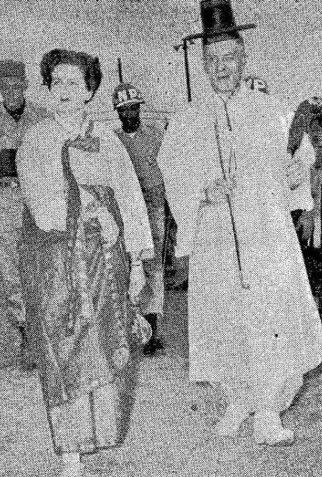 리처드 위트컴 장군과 그의 전속부관 마사 보일스 대위가 1954년 9월 부산 시내에서 열린 모금행사에 한복을 입고 참여했다. 미 성조지