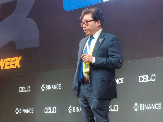 톰 리 비트마인 회장이 두바이 코카콜라아레나에서 개최된 '바이낸스블록체인위크 2025'에서 강연하고 있다. / 사진=이영민 블루밍비트 기자