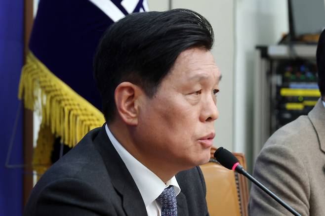 더불어민주당 지방선거기획단 단장인 조승래 사무총장이 8일 국회에서 열린 비공개 선거기획단 전체 회의를 마친 뒤 언론브리핑을 하고 있다. 연합뉴스