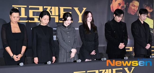 故안성기를 애도하며 묵념하는 ‘프로젝트 Y’ 출연진들