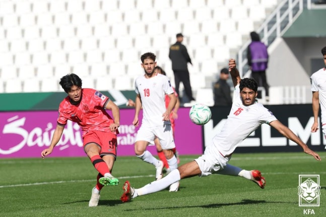 U-23 축구대표팀 김태원이 7일 이란전에서 슈팅하고 있다. 대한축구협회 제공