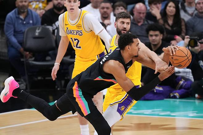 빅터 웸반야마가 8일 미국 텍사스주 샌안토니오의 프로스트 뱅크 센터에서 열린 LA 레이커스와 2025~2026 미국프로농구 정규리그 홈경기에서 파울을 당하고 있다. 샌안토니오 | AP연합뉴스