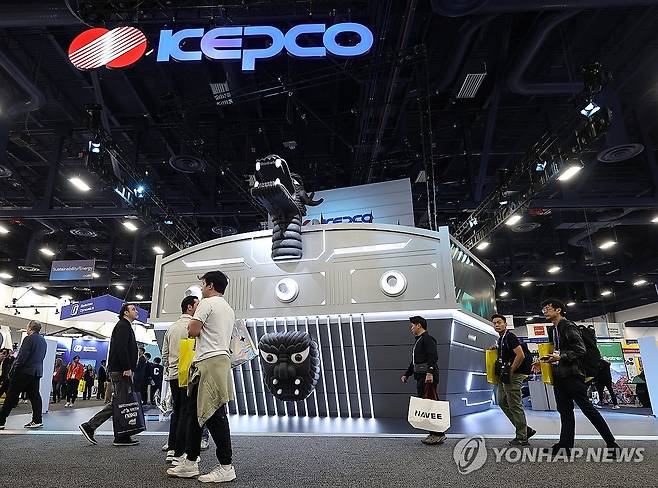 미국에 온 거북선 (라스베이거스=연합뉴스) 김성민 기자 = CES 개막일인 6일(현지시간) 미국 네바다주 라스베이거스 컨벤션센터(LVCC) 한국전력 부스가 거북선 모양으로 제작돼 있다. 2026.1.7 ksm7976@yna.co.kr