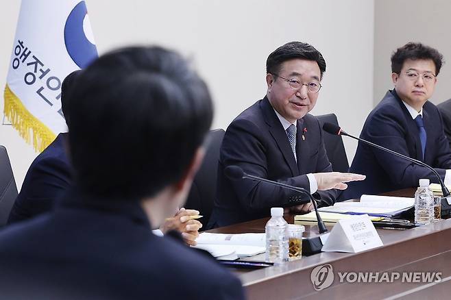 질문하는 윤호중 행안부 장관 (세종=연합뉴스) 김주성 기자 = 윤호중 행정안전부 장관이 8일 정부세종청사에서 열린 소방청 업무보고에서 김승룡 소방청장 직무대행의 보고를 받은 뒤 질문하고 있다. 2026.1.8 utzza@yna.co.kr