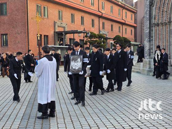 국민배우 고(故) 안성기의 발인이 9일 오전 엄수된 가운데, 서울 명동성당에서는 장례미사와 영결식이 진행됐다. 고인은 양평 별그리다다에 안치돼 영면한다. 〈사진=JTBC엔터뉴스 DB〉