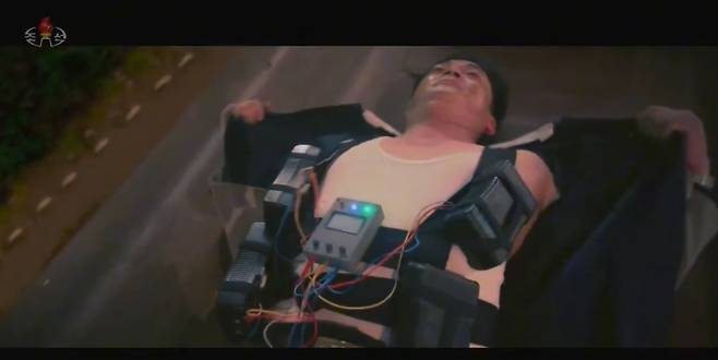 북한 영화 '대결의 낮과 밤'에서 주인공이 폭탄 조끼를 입은 장면. (조선중앙tv 갈무리)