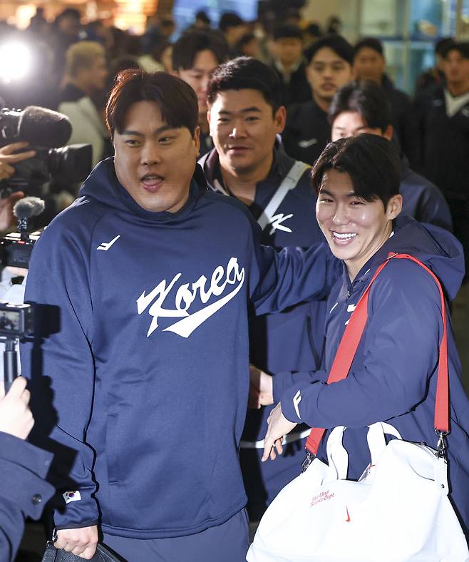 WBC 1차 캠프지 향하는 야구대표팀
(영종도=연합뉴스) 윤동진 기자 = 류현진(왼쪽), 김혜성을 비롯한 한국 야구대표팀 선수들이 9일 인천국제공항 1터미널에서 월드베이스볼클래식(WBC) 1차 캠프지인 사이판으로 출국하고 있다. 2026.1.9
mon@yna.co.kr
(끝)
<저작권자(c) 연합뉴스, 무단 전재-재배포, AI 학습 및 활용 금지>