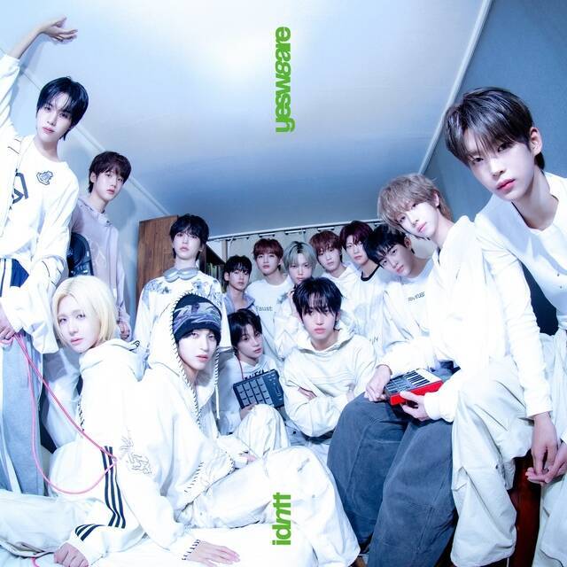 그룹 아이덴티티가 새 앨범 'yesweare'로 발매 이틀 만에 32만 장의 판매량을 달성하며 돌풍을 예고하고 있다./모드하우스